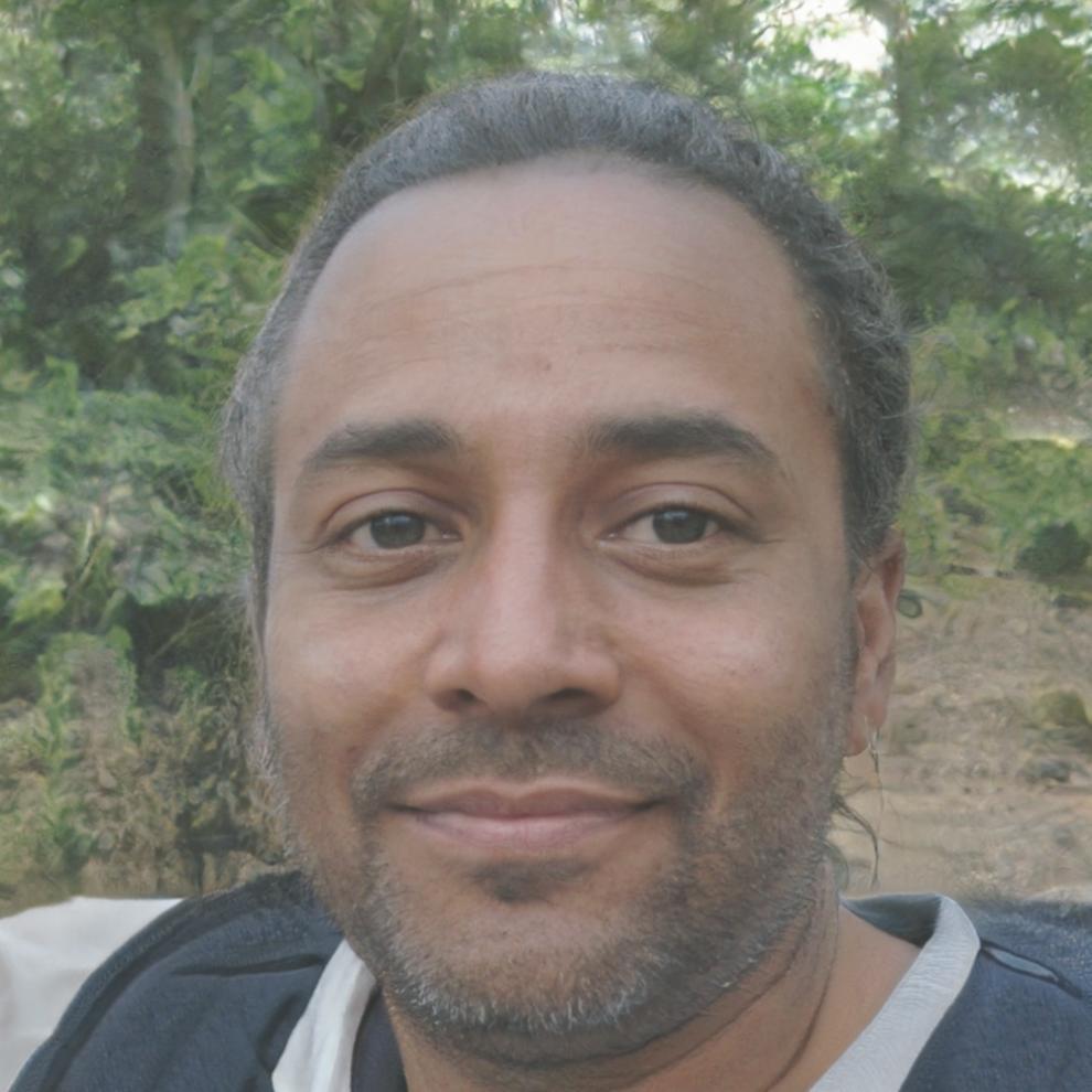 Retrato profesional de Rodrigo Mendoza, especialista en análisis de mercado