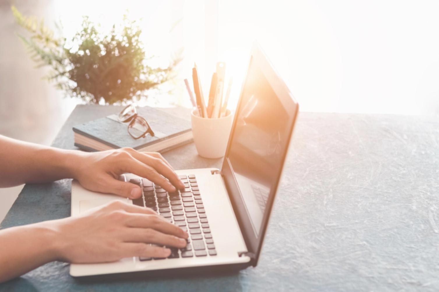 Profesionales analizando datos de mercado en oficina moderna